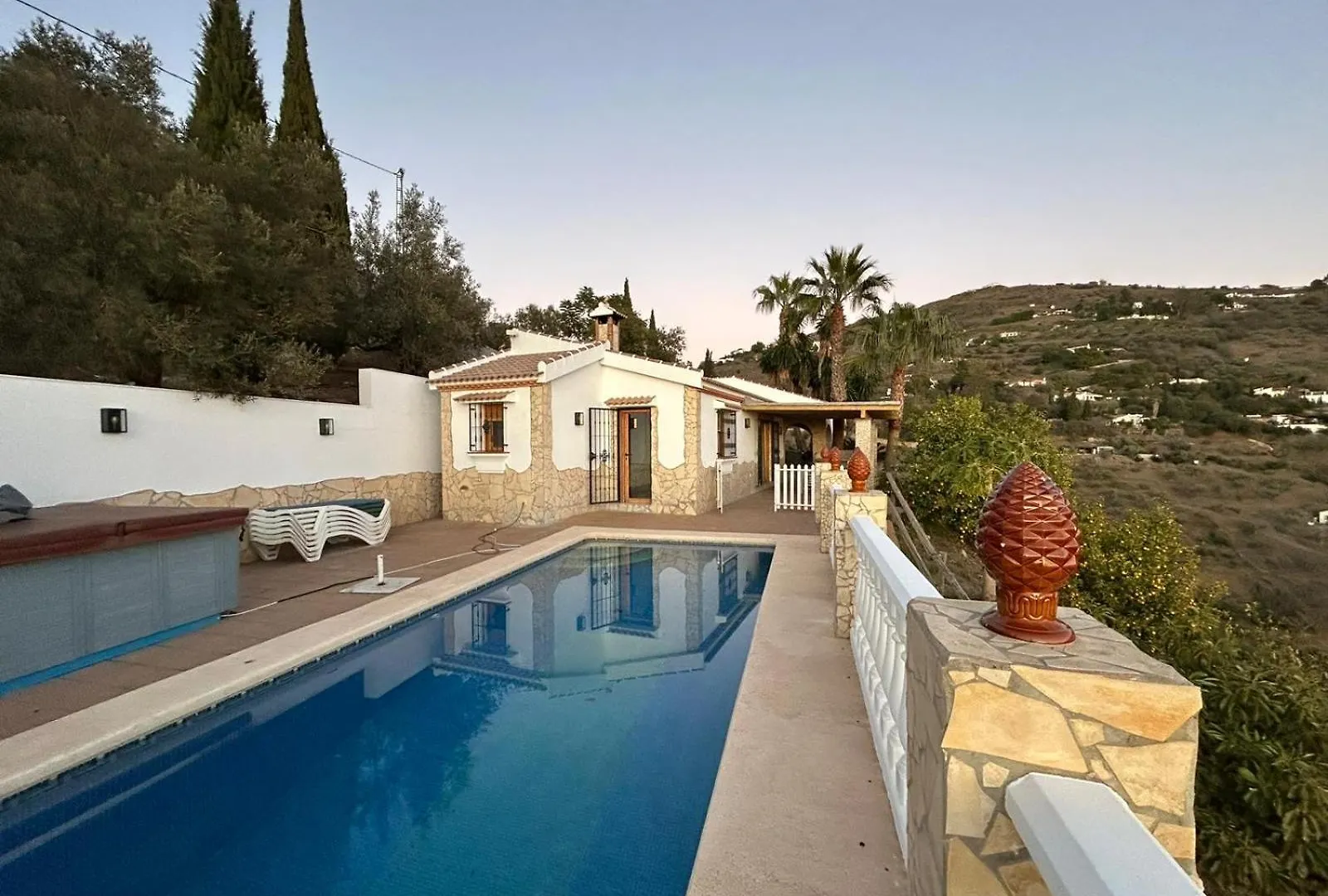 Villa Victor contacts